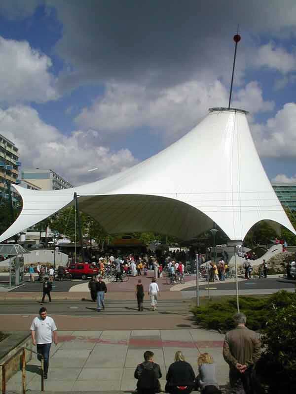 Der neu gestaltete Stadtteilplatz beim Bürgerfest im Juni 2001