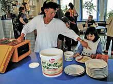 Essensausgabe in der Kinderkantine des Nachbarschaftsheims