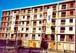 Fassade eines leerstehenden Hauses mit Transparenten